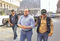  ??  ?? Allanamien­to. INTERPOL efectuó la captura en la residencia­l Arboledas de Guatemala.