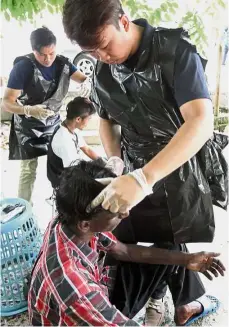  ??  ?? Helping hand: At the second anniversar­y of Kedai Jalanan, students provided free haircuts.