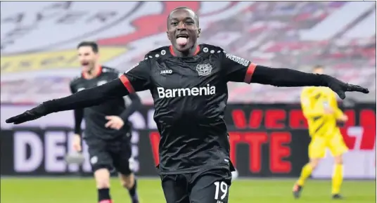  ??  ?? Moussa Diaby celebra un gol al Borussia Dortmund. Esta temporada ha marcado 9 tantos.