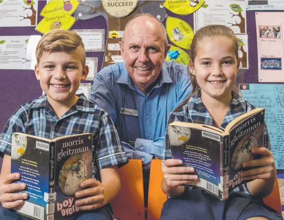  ?? Picture: JERAD WILLIAMS ?? Assisi Catholic College students Ethan Naimo and April McFaul with principal Michael Laidler