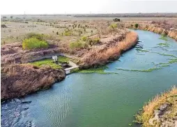  ?? ?? Se muestra el río dividiendo las ciudades de Brownsvill­e, Texas, y Matamoros, Tamaulipas, México