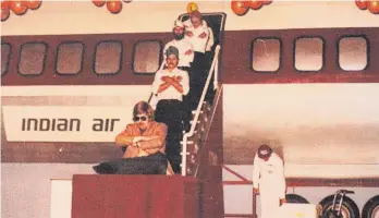  ?? FOTO: HANS FORSTER ?? Ein eigens gebautes Flugzeug „landet“1977 in der Stadthalle und bringt mit der TTWA Gäste aus aller Welt nach Tettnang.