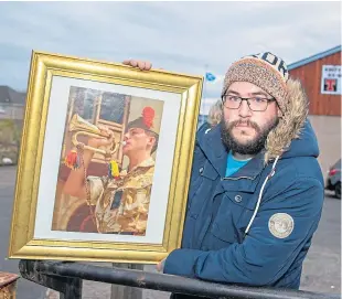 ?? Picture: Kenny Smith. ?? Stuart Lowe set up a crowdfundi­ng campaign to raise £6,000 for the mural to his late brother, Paul, in Kelty.