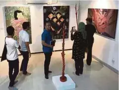  ??  ?? ORANG ramai melawat pameran hasil tiga artis residen Rumah Seni Selangor.