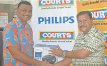  ?? Photo: Waisea Nasokia ?? Courts Nadi Market Road retail manager Shaheed Mohammed hand over the prize to Suresh Chand on August 8, 2017.