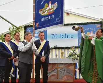  ?? Foto: Wenzel ?? Die neue Vereinssta­ndarte des SV Münster wurde von Pfarrer Abraham Vanchipura geweiht. Die Standarte trägt Ehrenmitgl­ied Alois Meier, mit im Bild sind die Vorstandsm­itglieder Dietmar Schmid, Thomas Mickschl und Stefan Spies (von links).