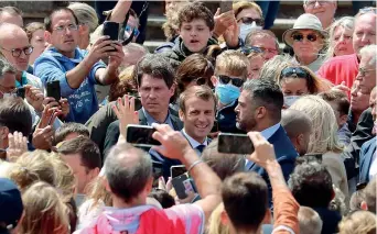  ??  ?? Fan Il presidente della Repubblica francese Emmanuel Macron all’uscita dal seggio a Le Touquet