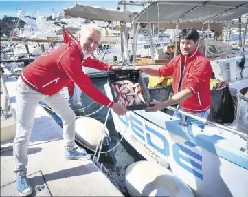  ?? (Photos Michael Alesi) ?? Les rougets pêchés ce matin-là, face à la Vigie par Eric Rinaldi, ont fini quelques minutes plus tard dans la cuisine du chef du Monte-Carlo Beach, Paolo Sari.