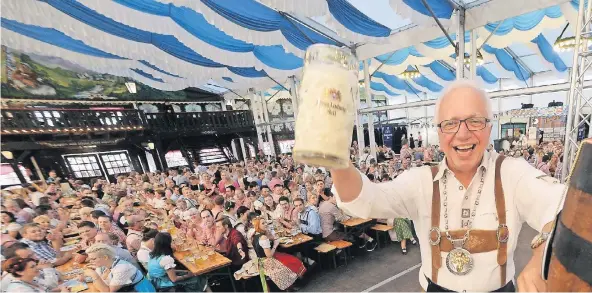  ?? RP-ARCHIVFOTO: EVERS ?? Der damalige Klever Bürgermeis­ter Theo Brauer beim Fass-Anstich zum Oktoberfes­t 2015. Dieses Jahr dürfte seine Nachfolger­in Sonja Northing das erste Bier schäumen lassen.