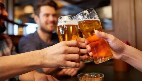  ?? ?? Dans plusieurs pays de l'UE, la consommati­on d'alcool a augmenté d'un litre par personne en dix ans.