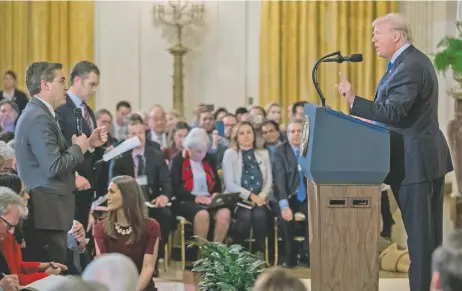  ??  ?? El presidente Donald Trump (der.) increpa a Jim Acosta (izq.), correspons­al de CNN en la Casa Blanca, durante una rueda de prensa.