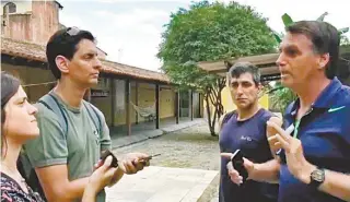  ?? REPRODUÇÃO DO FACEBOOK ?? Jair Bolsonaro dá entrevista a repórteres da ‘Folha de S.Paulo’ em Angra dos Reis, quinta-feira