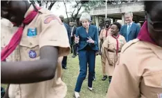  ?? Foto: Stefan Rosseau, dpa ?? Mit Tanzeinlag­en – wie hier bei ihrem Staatsbesu­ch in Kenia – wird Premier Theresa May sich nicht aus der Brexit Malaise befreien können.