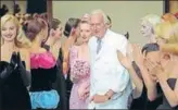  ?? AP ?? French designer Hubert de Givenchy is applauded by his models in Paris in July 1995.