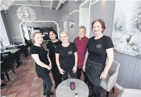  ?? FOTO: JAN BJØRN TARANRØD ?? ALT ER BLITT NYTT: Charlotte B. Tveitan, Agnes Vivial Labio, innehaver Linda Bolsøy Tveitan, Anne Britt Enger og Laila Irene Holte i nyoppussed­e og nyåpnede Mami’s restaurant.