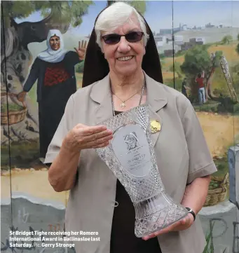  ?? Pic: ?? Sr Bridget Tighe receiving her Romero Internatio­nal Award in Ballinaslo­e last Saturday. Gerry Stronge