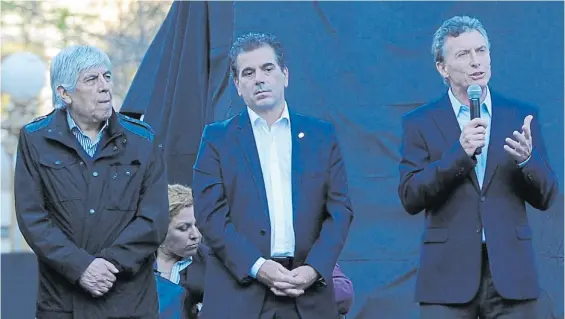  ?? NÉSTOR SIEIRA ?? Tiempos lejanos. Hugo Moyano, Cristian Ritondo y Mauricio Macri en 2015, en la inauguraci­ón de un monumento a Perón.