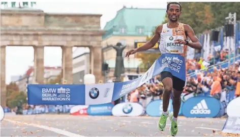  ?? FOTO: SOEREN STACHE/DPA ?? Der Sieger des bisher letzten Berlin Marathons: Kenenisa Bekele aus Äthiopien lief 2019 nach 2:01:41 Stunden als Erster durchs Ziel.