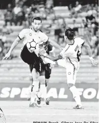  ??  ?? PEMAIN Perak, Gilmar Jose Da Silva Filho (kiri) berebut bola dengan pemain Negeri Sembilan, Mohd Nasriq Baharom (kanan) pada perlawanan itu. -Gambar Bernama