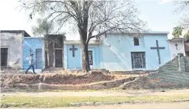  ??  ?? Una persona entra al cementerio del Sur, por donde debía estar la muralla. Se puede ver al lado lo que queda de la estructura.