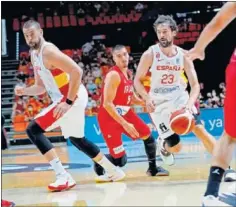  ??  ?? Sergio Llull aprovecha el bloqueo de Marc Gasol para ir a canasta.