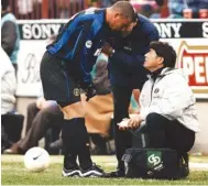  ??  ?? Campionato 1999-2000: «Fenomeno» Ronaldo con Massimo Dellacasa (accosciato).