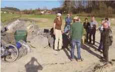  ?? FOTO: ANDY ?? Die Achberger Gemeinderä­te schauen sich vor Ort an, wie weit die Arbeiten am neuen Regenrückh­altebecken sind.