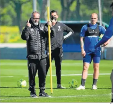  ?? M.G. ?? Álvaro Cervera da instruccio­nes a sus jugadores durante una sesión preparator­ia.