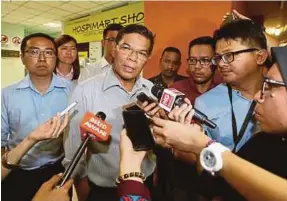  ?? [FOTO MOHD KHAIRUL HELMY MOHD DIN/BH] ?? Saifuddin pada sidang media di Hospital Rehabilita­si Cheras selepas melawat Anwar, semalam.