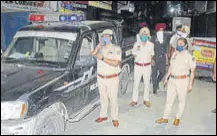  ?? BHARAT BHUSHAN /HT ?? A policeman making curfew announceme­nt with a loudspeake­r in Patiala on Friday evening.