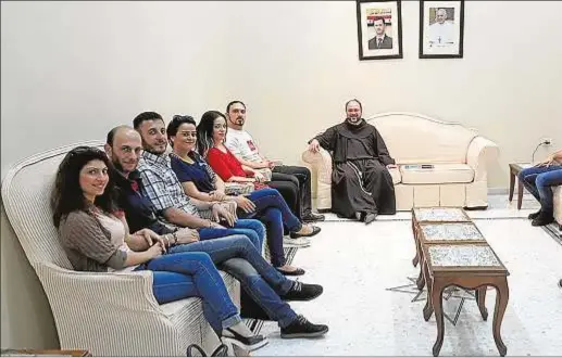  ?? Ediciones Encuentro ?? El padre Ibrahim Alsabagh, reunido con un grupo de novios que se preparan para el matrimonio, en Alepo