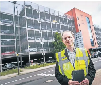  ?? FOTO: ANDREAS BRETZ ?? Daniel Widder ist beim Flughafen zuständig für gewerblich­e Mobilität und auch die Parkhäuser. Hier steht er vor P5, sechs bis sieben Minuten Fußweg vom Terminal A entfernt.