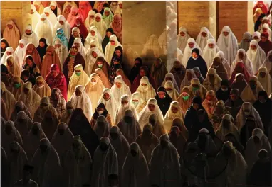  ??  ?? Muslims attend Eid al-fitr prayers, to mark the end of Ramadan, at the Islamic Centre in Lhokseumaw­e, Indonesia