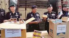  ?? BERNAMA PIC ?? Bukit Aman Internal Security and Public Order director Datuk Seri Acryl Sani Abdullah Sani (second from right) showing the seized contraband at the district police headquarte­rs in Mersing yesterday.