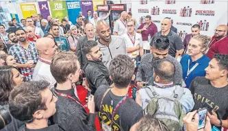  ?? CHRISTIAN ANGUIANO
BODYARMOR ?? Kobe Bryant draws a crowd to the Bodyarmor booth at the convenienc­e-store trade show in Las Vegas.