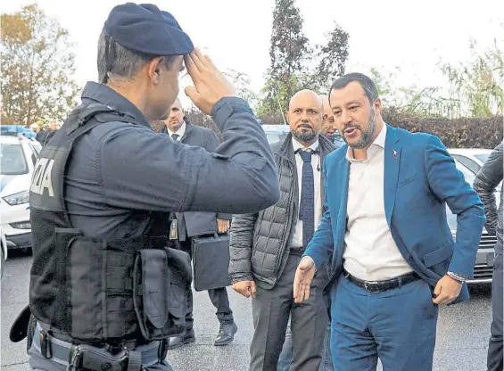  ?? ANSA ?? Saludo. El viceprimer ministro italiano, Matteo Salvini, durante un operativo policial contra organizaci­ones de la mafia en Roma, esta semana.