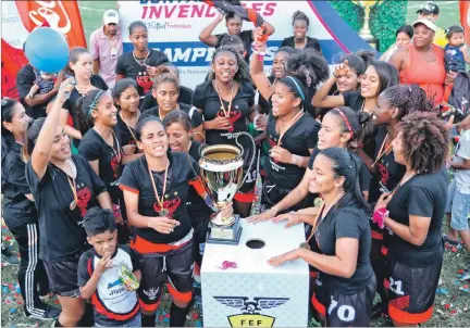  ?? VALENTINA ENCALADA / EXPRESO ?? Coronación. La plantilla de Unión Española celebrando junto al trofeo por quedar como monarcas del Campeonato Ecuatorian­o de Fútbol Femenino.