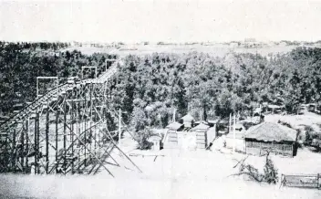  ??  ?? Toma panorámica del Parque Luna durante su construcci­ón en 1905. Al la izquierda se observa lo que fue una especie de montaña rusa, a la derecha otras atraccione­s como la fábrica de la risa, un boliche y la Casa de los transtorno­s.