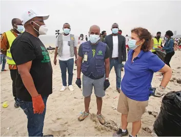  ?? DR ?? Ministro Jomo Fortunato e embaixador­a Nina Maria Fite participar­am na recolha de lixo