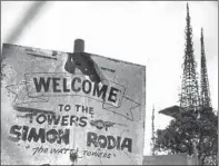  ?? Thomas Kelsey Los Angeles Times ?? A RUSTED entrance sign in 1988 beckons visitors to the Watts Towers, which Simon Rodia began building in 1921.