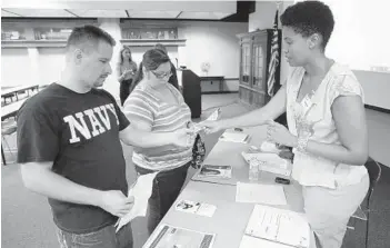  ?? JOE BURBANK/STAFF FILE PHOTO ?? Navigators help clients sign up for Obamacare, but there is disagreeme­nt about their effectiven­ess.