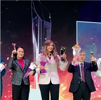  ??  ?? 2 de enero de 2018. Liz Vargas, única profesora extranjera premiada entre los personajes del año en la ceremonia anual de entrega de reconocimi­entos a profesores y estudiante­s de BISU en 2017.