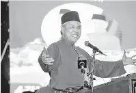  ?? — Gambar Bernama ?? CERIA: Zahid ceria ketika berucap merasmikan Mesyuarat Perwakilan UMNO Bagan Datuk di Wisma UMNO Bagan Datuk, semalam.