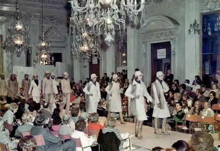  ??  ?? Nel 1974
La sfilata nella Sala Bianca di Palazzo Pitti: le modelle indossano i capi disegnati da un giovane Giorgio Armani
