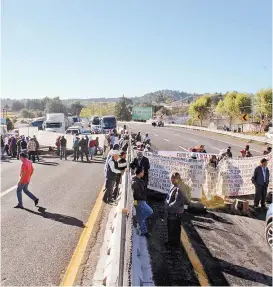  ??  ?? La manifestac­ión afectó ambos sentidos de la carretera.