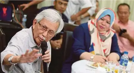  ?? ARIFFIN PIC BY MOHD YUSNI ?? Council of Eminent Persons chairman Tun Daim Zainuddin at a question-and-answer session with Kampung Baru residents at the Sultan Sulaiman Club in Kuala Lumpur yesterday.