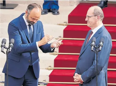  ?? Ap ?? Edouard Philippe felicitó ayer a su reemplazan­te como premier de Francia, Jean Castex