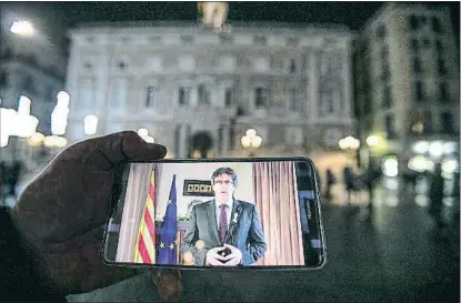  ?? CÉSAR RANGEL ?? Imagen ante el Palau de la Generalita­t del discurso de Fin de Año de Puigdemont desde Bruselas