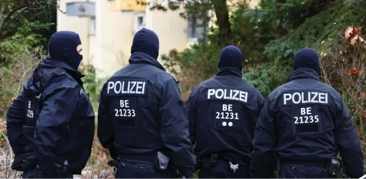  ?? ?? ► La policía alemana durante un operativo en Berlín, el 7 de diciembre de 2022.