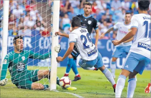  ??  ?? IMPOTENCIA. Soro no puede batir a Juan Carlos. El Real Zaragoza no tuvo opción en ningún momento ante el Lugo.